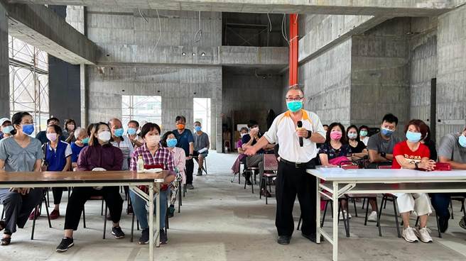 彰化县和美镇仁安路125巷住户，受到邻近大楼施工影响，房子受损龟裂，15日晚间，建商邀集住户协调补救 。（赖清美提供／吴敏菁彰化传真）