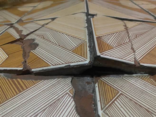 彰化县和美镇仁安路125巷住户，受到邻近大楼施工影响，房子受损、地板凸起。（本报资料照片／吴敏菁彰化传真）