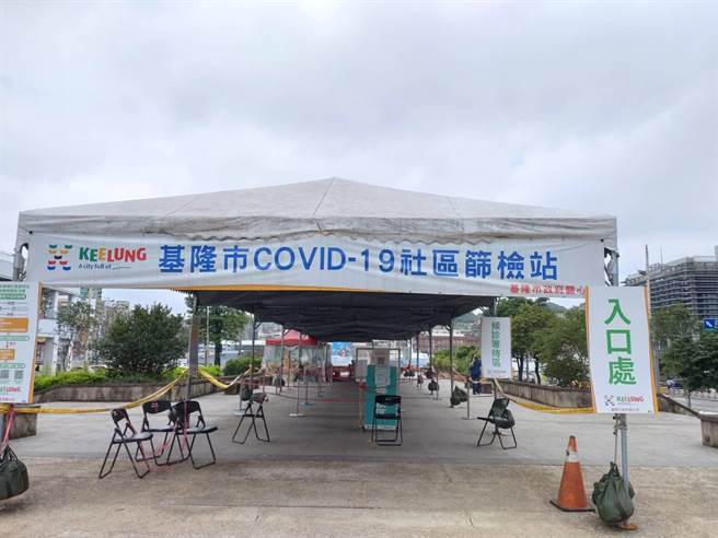 受快筛阳确诊政策及疫情持续收敛影响，设置在市民广场的筛检站，近日都空空荡荡。（张志康摄）