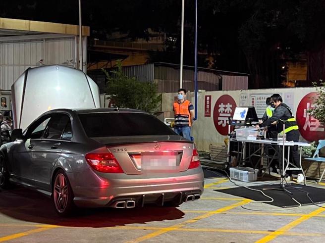 台中市警察局与环保局、监理所等单位针对改装车执行「环、警、监联合稽查工作」，今年1至5月针对噪音车辆共计取缔131辆。（图/ 中央社）

