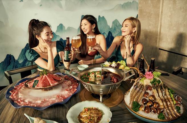 青花驕推啤酒買一送一好康之外，只要消費者服裝穿紅、青色，就可參加抽獎。（青花驕提供）