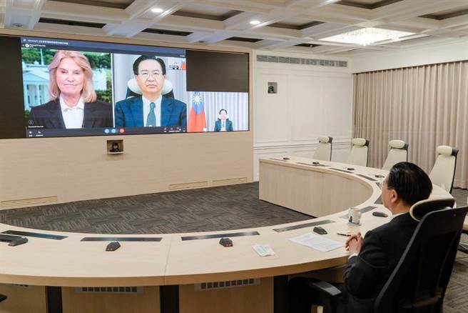 外交部长吴钊燮接受美国「新闻头条」(Newsmax)新闻网节目主持人Greta Van Susteren专访。（外交部提供）