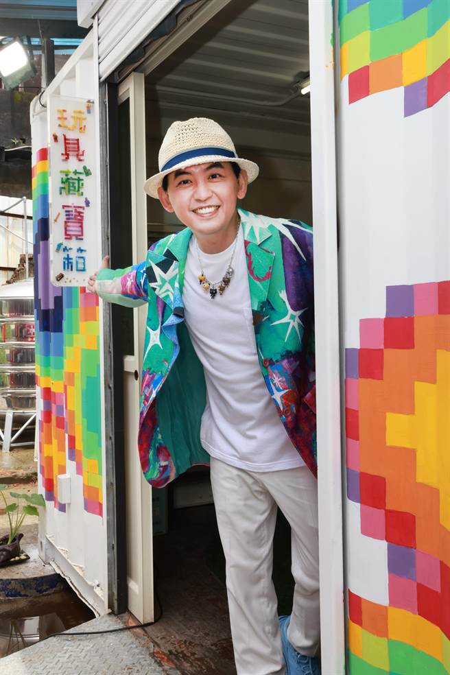 黄子佼今出席「玩具图书馆」创立台湾最大「玩具共享园区」的玩具货柜屋彩绘活动。（和泰产险提供）
