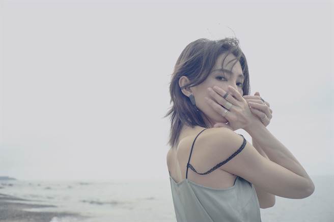 戴佩妮在新歌唱出溫暖，替歌迷加油打氣。（妮樂佛x仁仁娛樂提供）