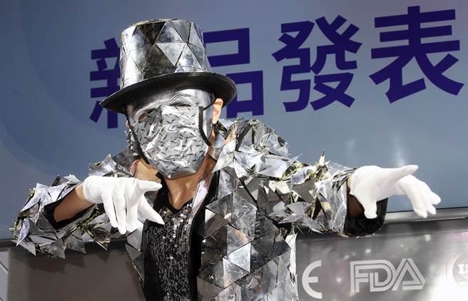 「2022台灣國際醫療暨健康照護展」16日起至18日在台北南港展覽2館展出；由於國內新冠肺炎疫情依舊蔓延，各式口罩成為展場的焦點，專業舞者展示金屬色澤的口罩。（范揚光攝）
