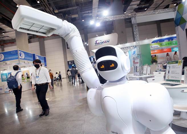 「2022台灣國際醫療暨健康照護展」16日起至18日在台北南港展覽2館展出；圖為具有智慧功能的消毒機器人，造型相當吸睛。（范揚光攝）