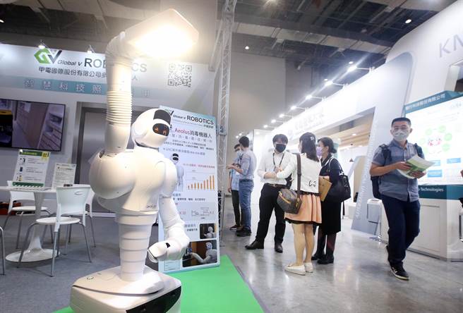 「2022台灣國際醫療暨健康照護展」16日起至18日在台北南港展覽2館展出；圖為具有智慧功能的消毒機器人，造型相當吸睛。（范揚光攝）