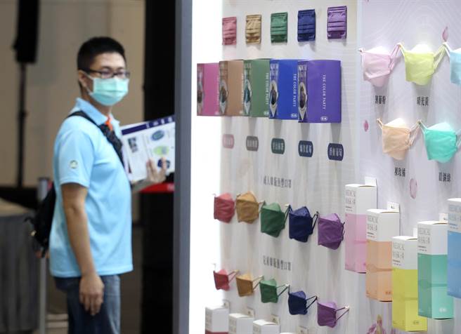 「2022台灣國際醫療暨健康照護展」16日起至18日在台北南港展覽2館展出；由於國內新冠肺炎疫情依舊蔓延，各式口罩成為展場的焦點。（范揚光攝）