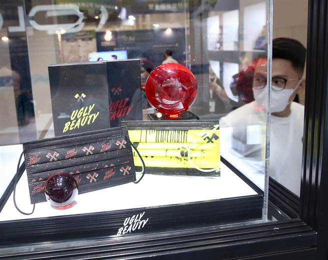 「2022台灣國際醫療暨健康照護展」16日起至18日在台北南港展覽2館展出；由於國內新冠肺炎疫情依舊蔓延，各式口罩成為展場的焦點。（范揚光攝）