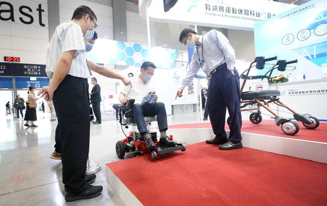 「2022台灣國際醫療暨健康照護展」16日起至18日在台北南港展覽2館展出；圖為具有地形偵測功能的跨障電動輪椅，可確保使用者的安全。（范揚光攝）