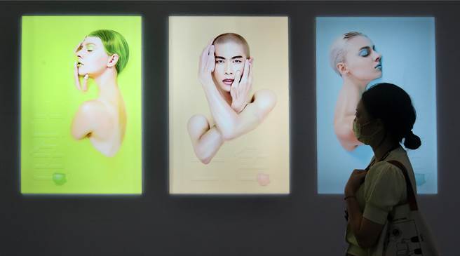 「2022台灣國際醫療暨健康照護展」16日起至18日在台北南港展覽2館展出，本屆主題聚焦疫情下的生活革新，結合機械製造、醫療、紡織、化工、資通訊等產業，以及媒合跨界商機。在展場內，1位參觀民眾走過廠商的廣告燈箱。（范揚光攝）