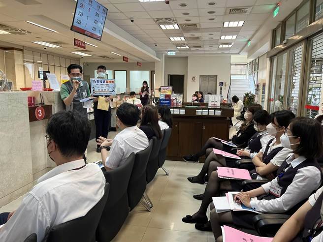 大园分局长董欣欣率员前往辖内金融机构，讲授最新诈骗手法和阻诈技巧。（大园分局提供／蔡明亘桃园传真）