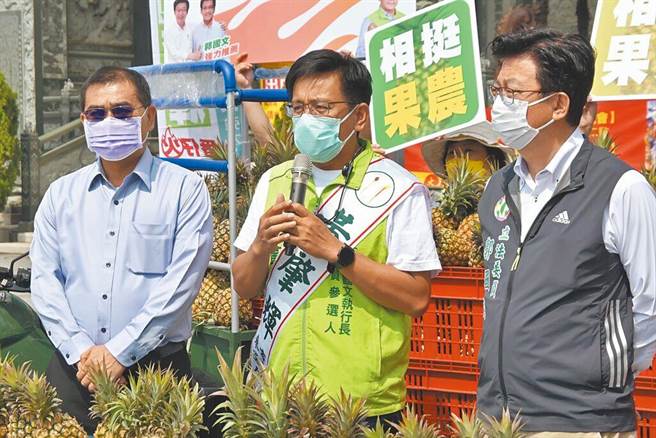 民进党台南市永康区市议员参选人黄肇辉(中)初选遭检举送凤梨涉贿选，台南地检署侦结公告不起诉。(摘自黄肇辉脸书)