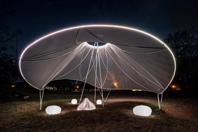 2022台湾灯会在高雄，其中，新住民主题作品「脉动」以忽快忽慢、忽明忽暗光线，表现初来乍到的激动心跳，获义大利设计大奖A' Design Award &Competition铜奖肯定。（图/ 中央社）
