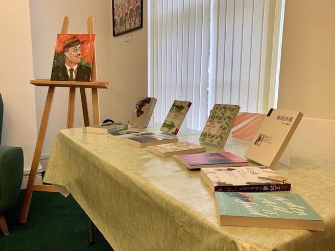  6月16日「布魯姆日」（Bloomsday）是愛爾蘭全國歡慶的重要節日，紀念愛爾蘭作家喬伊斯及其劃時代小說「尤利西斯」。駐愛爾蘭代表處應景在領務大廳推出愛爾蘭文學作品台灣正體字譯本書展。（圖/ 中央社）
