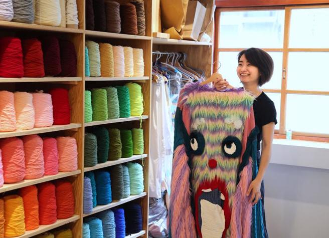 双胞胎姊妹陈亚琦、陈亚筑（图）携手推广纺织艺术，16日接受中央社专访时表示，各自专业都是从「布」开始，其中陈亚筑毕业于大叶大学主修纤维艺术创作，喜爱钻研能组成布的原料，包含各类纤维材质。（图/ 中央社）