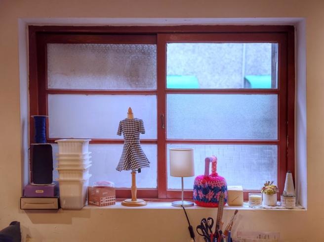 双胞胎姊妹陈亚琦及陈亚筑从小与缝纫结缘，近2年携手在台北大稻埕设立工作室，展开毛线创作、推广纺织艺术，工作室内也能看到以纺织艺术品点缀空间。（图/ 中央社）