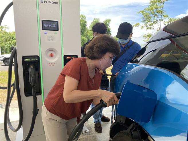 屏东科技大学新建智慧农机中心、智慧机电馆、大数据中心、永续研发中心等教学研发中心，并获赠4000万的电动车储能快速充电站及锂电池设备。（谢佳潾摄）