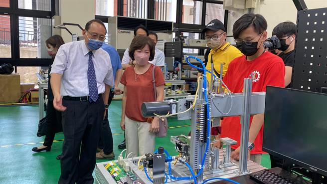 屏东科技大学新建智慧农机中心、智慧机电馆、大数据中心、永续研发中心等教学研发中心，并获赠4000万的电动车储能快速充电站及锂电池设备。（谢佳潾摄）