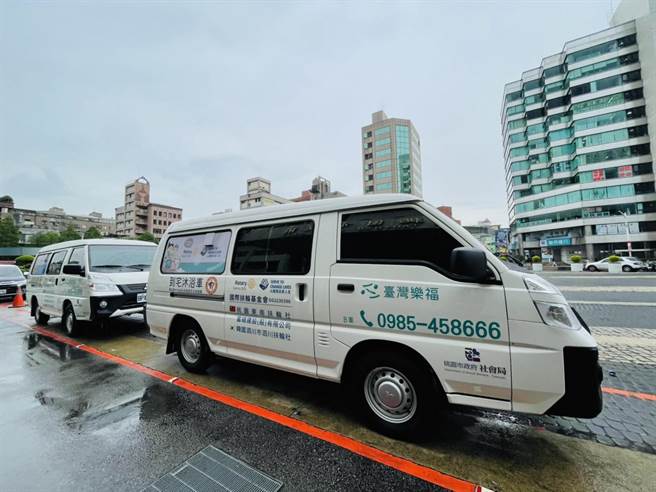 国际扶轮3502地区桃园福崧扶轮社代表捐赠桃园市政府2辆到宅沐浴车。(社会局提供／蔡依珍桃园传真)