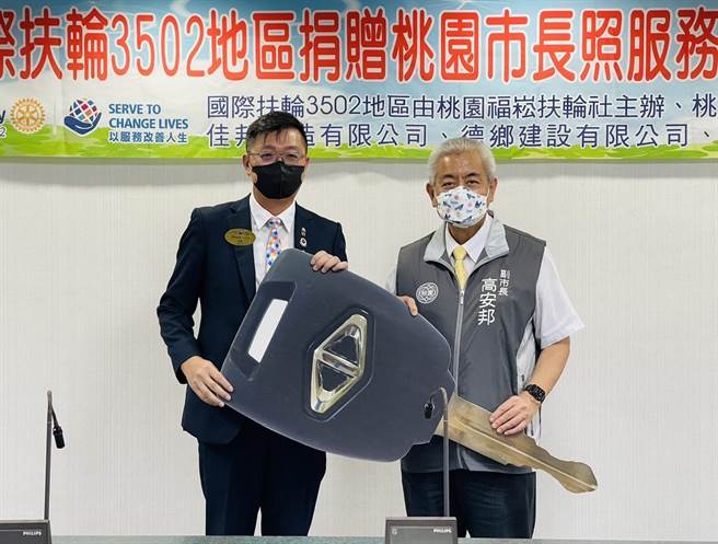 国际扶轮3502地区桃园福崧扶轮社代表捐赠桃园市政府2辆到宅沐浴车。(社会局提供／蔡依珍桃园传真)
