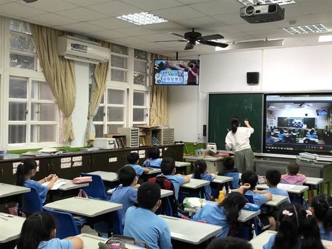 八德分队藉由国小直播室，以实况转播至各教室传达给全校师生。(消防提供)