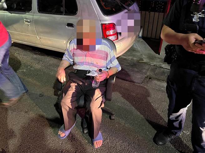桃园市八德区14日一名老人外出回不了家，所幸警方热心协助。(翻摄照片)