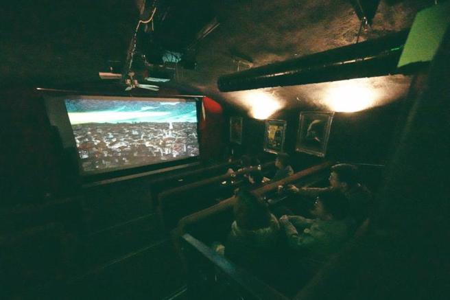  駐英國代表處文化組第3度策劃的「愛丁堡台灣影展」本月啟動夏季放映場次，近日連續兩個週六在蘇格蘭愛丁堡舊城靈異色彩濃厚的半地下空間「女妖迷宮」放映一系列與動物有關的奇情異想片，特殊體驗吸引不少觀眾。（圖/ 中央社）