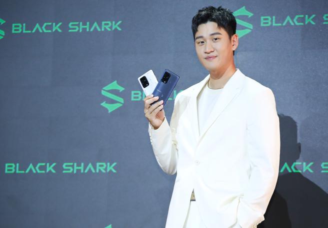 黑鲨5与黑鲨5 Pro电竞手机正式登台发售，今（16日）代言人周兴哲更现身发表会，身为手游迷的他更分享新机的体验。（陈俊吉摄）
