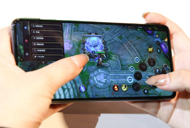 黑鲨5与黑鲨5 Pro电竞手机，配备全新「磁动力升降肩键 2.0」，还原游戏把手的回馈手感，定价1万5990元起。（陈俊吉摄）