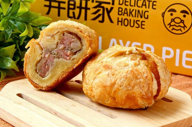 Global Mall環球Online的弄餅家千層餅，現烤千層餅鮮肉口味，19日當天開搶價10元，線上下單、桃園A8兌換。（Global Mall提供）