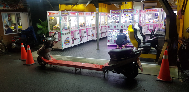 路上有辆超机睛车机出没。吸引网友纷纷讨论，不过有疑似在地人则认为「这辆车根本是路霸」。（翻摄自爆废公社公开版）