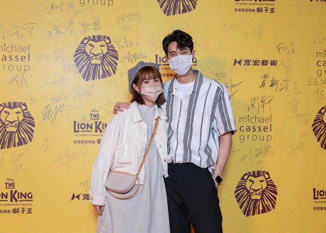 粿粿甜勾老公范姜彦丰朝圣《狮子王》。（宽宏艺术提供）