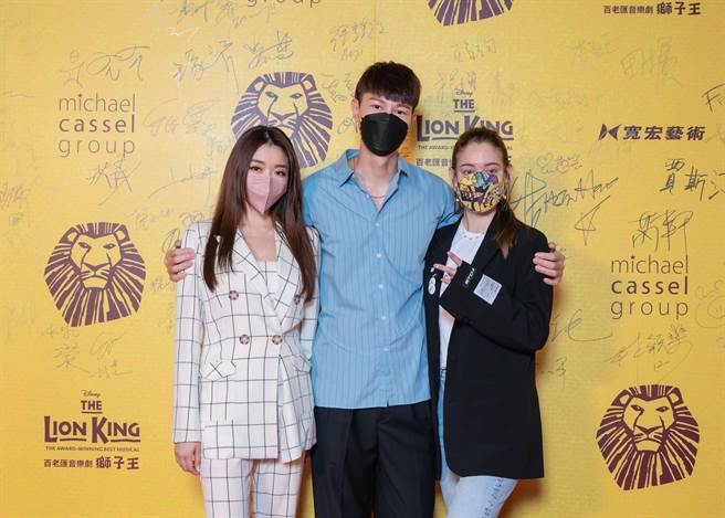 安妮（右起）、吴珝阳、成语荞欣赏《狮子王》音乐剧。（宽宏艺术提供）