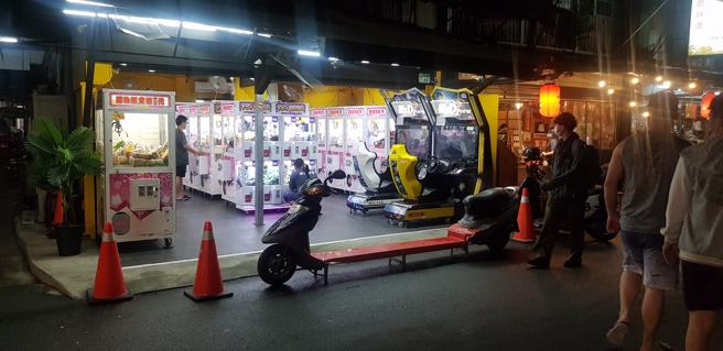 路上有辆超机睛车机出没。吸引网友纷纷讨论，不过有疑似在地人则认为「这辆车根本是路霸」。（翻摄自爆废公社公开版）