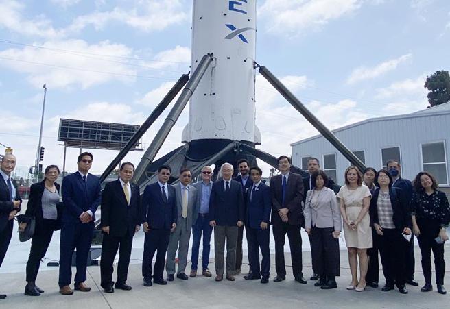 （科技部长吴政忠率团访问SpaceX公司。图／科技部提供）
