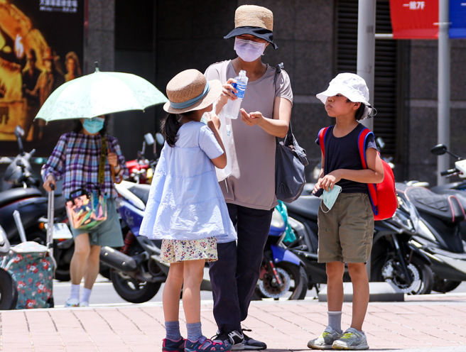 17日鋒面遠離，天氣將轉高溫少雨的夏季型態。（羅永銘攝）