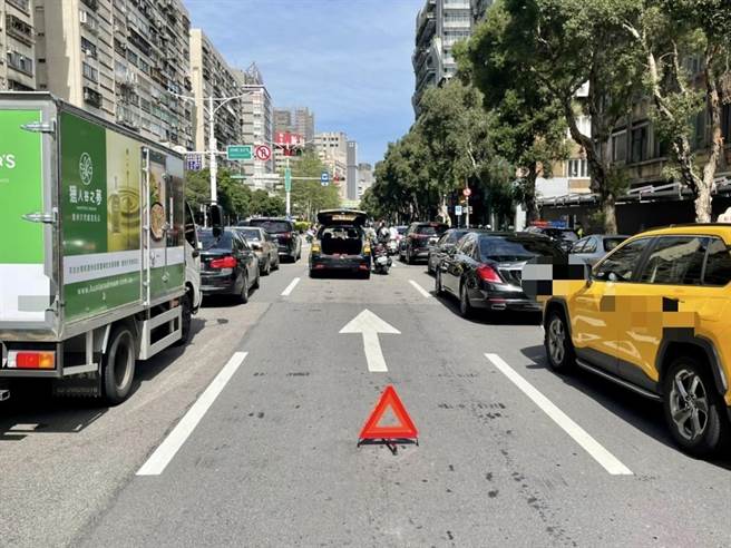 保大立即啟動交通快打，並擺放三角反光板警示、拍照及標記事故車輛記號。(翻攝照片／林郁平台北傳真）