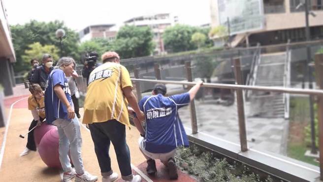 许孟哲日前出《飢饿游戏》外景意外受伤，痛到蹲跪在地。（中视提供）