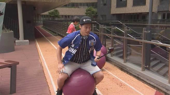 许孟哲在《飢饿游戏》中玩韵律球。（中视提供）