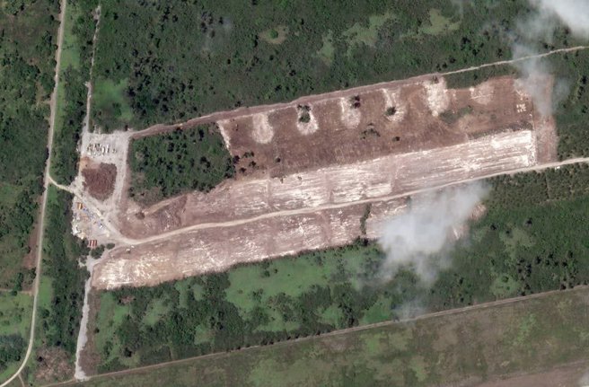 天寧岛国际机场旁新建的一处规模极大的停机坪(图），飞机滑行动线亦已开始施工。新建的空军基地今年2月开始动工，预计2025年底完工。（图／Osint)