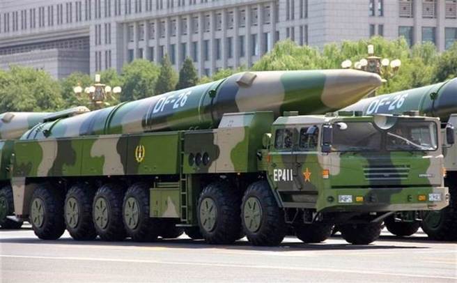 中共东风-26弹道导弹有「关岛快递」之称，能直接威胁美军关岛基地。（图／中国军网）