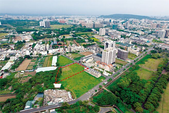 位于高雄大学特定区的1,799.93坪「住三」土地，底价每坪49.19万元，最后由信义开发以每坪70.94万元标得。图／高雄地政局提供