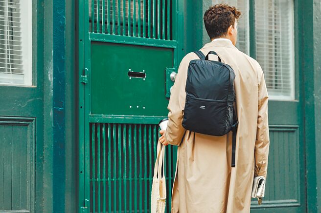 LOJEL Slash无印系极简风，适合从事艺术及时尚类工作新鲜人。图／业者提供