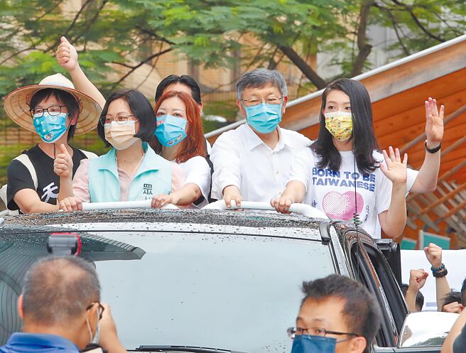 民眾党15日举行「2022全台大眾走开跑」记者会，立委高虹安（右起）、党主席柯文哲、民眾党立院党团主任陈琬惠、立委赖香伶、蔡壁如等登上宣传车出发。（刘宗龙摄）