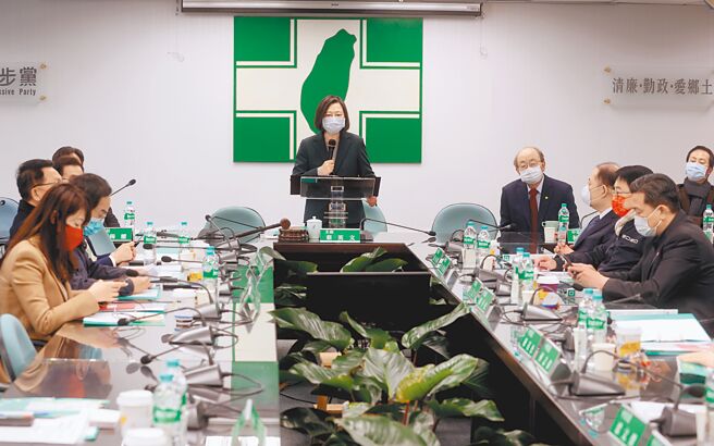圖為身兼民進黨主席的蔡英文總統2月時主持開春後第一次中常會的情形。（台北市新聞記者聯誼會提供）