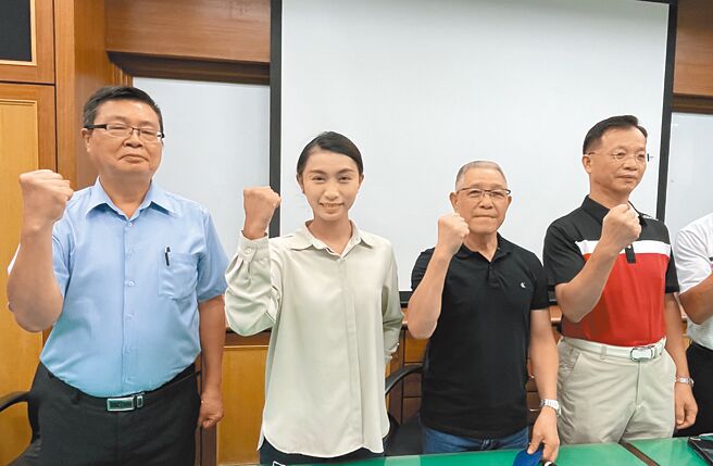 黄玉芬争取国民党提名参选彰化市长，赢得初选，彰化县党部和市党部等，一起高呼团结、冻蒜。（吴敏菁摄）