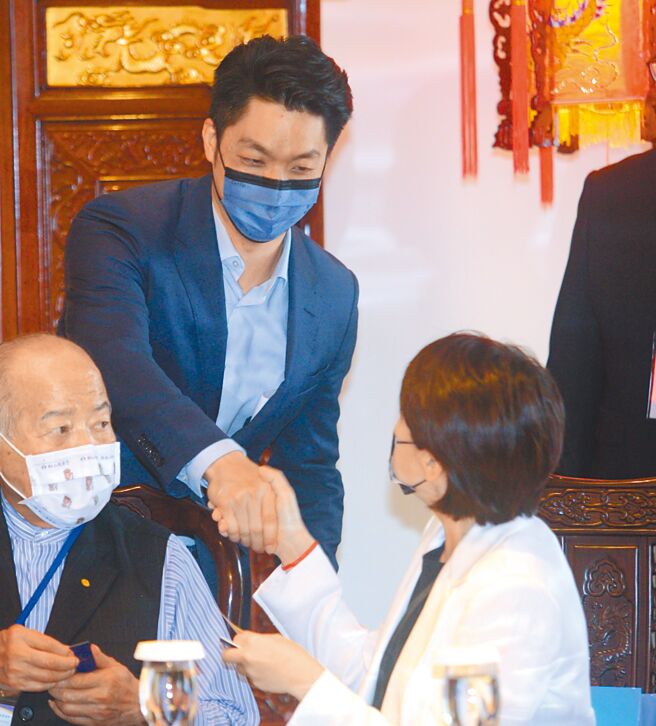 国民党台北市长参选人蒋万安（中）与台北市副市长黄珊珊（右）15日一前一后出席「国际幸福圆桌论坛」，同为未来角逐台北市长的对手，近来频频隔空交锋，蒋万安离开前，中间虽隔了好几个人，还特别走到黄珊珊的位置握手致意。（张铠乙摄）