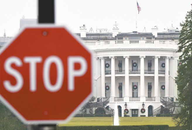 白宫新闻发言人尚皮耶美东时间14日表示，白宫正在讨论可能削减对中国商品徵收的一些「不负责任」的关税，这些关税提高了美国家庭和企业的成本。（新华社）