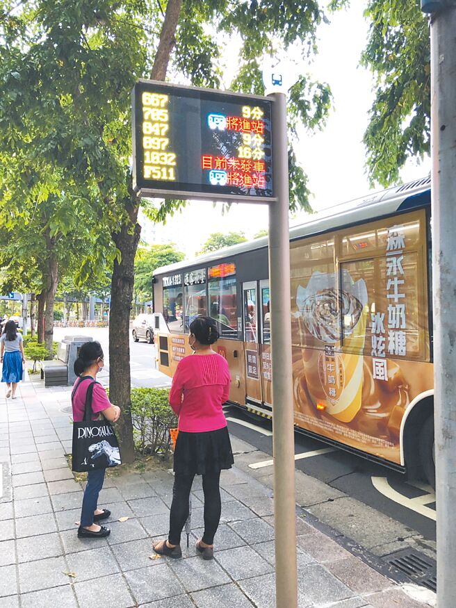 新北市全市已累计近半数2209站位设置智慧型公车站牌，让公车族更方便。（新北市交通局提供／叶德正新北传真）